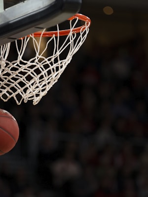 k1集团篮球NBA直播画面，球员正在投篮